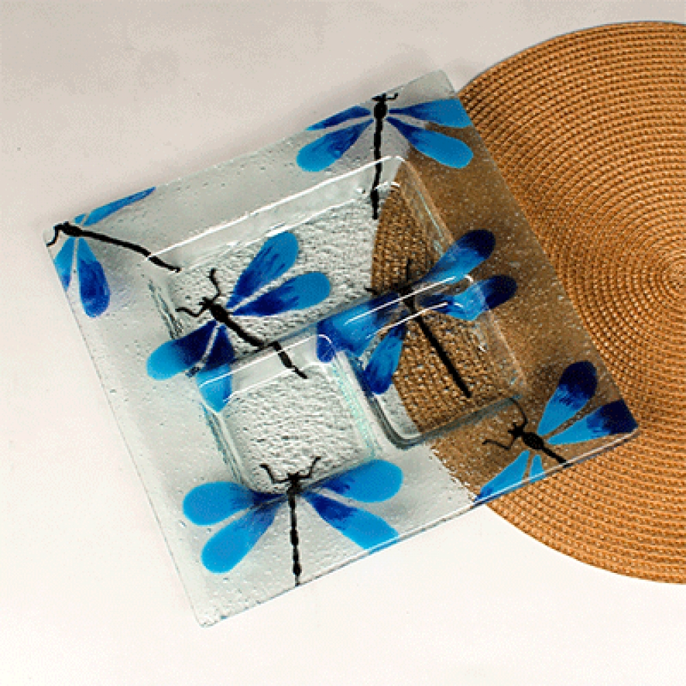 Fuente tres espacios cuadrada lib&eacute;lula azul