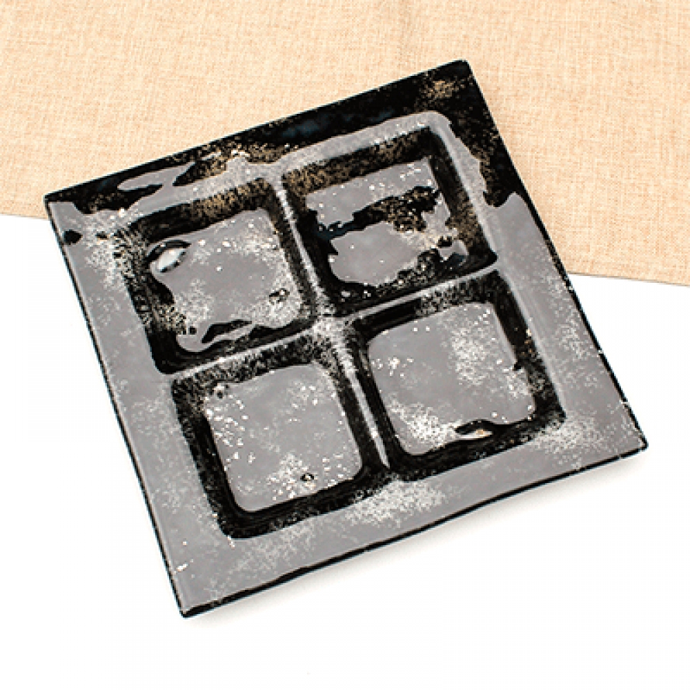 Fuente cuatro espacios negra.