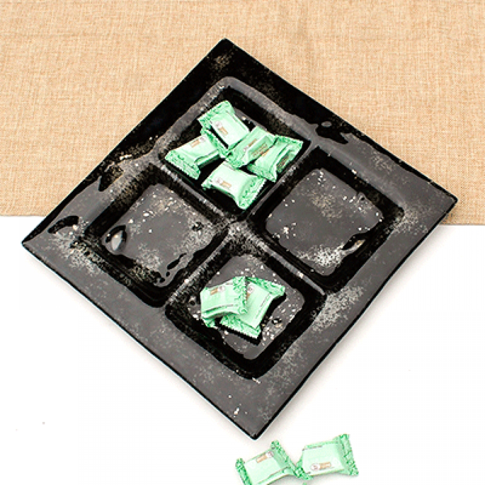 Fuente cuatro espacios negra.