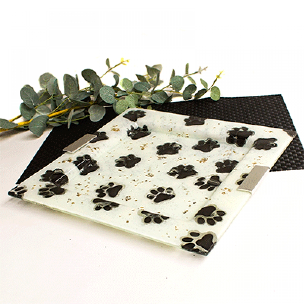 plato cuadrado huellitas