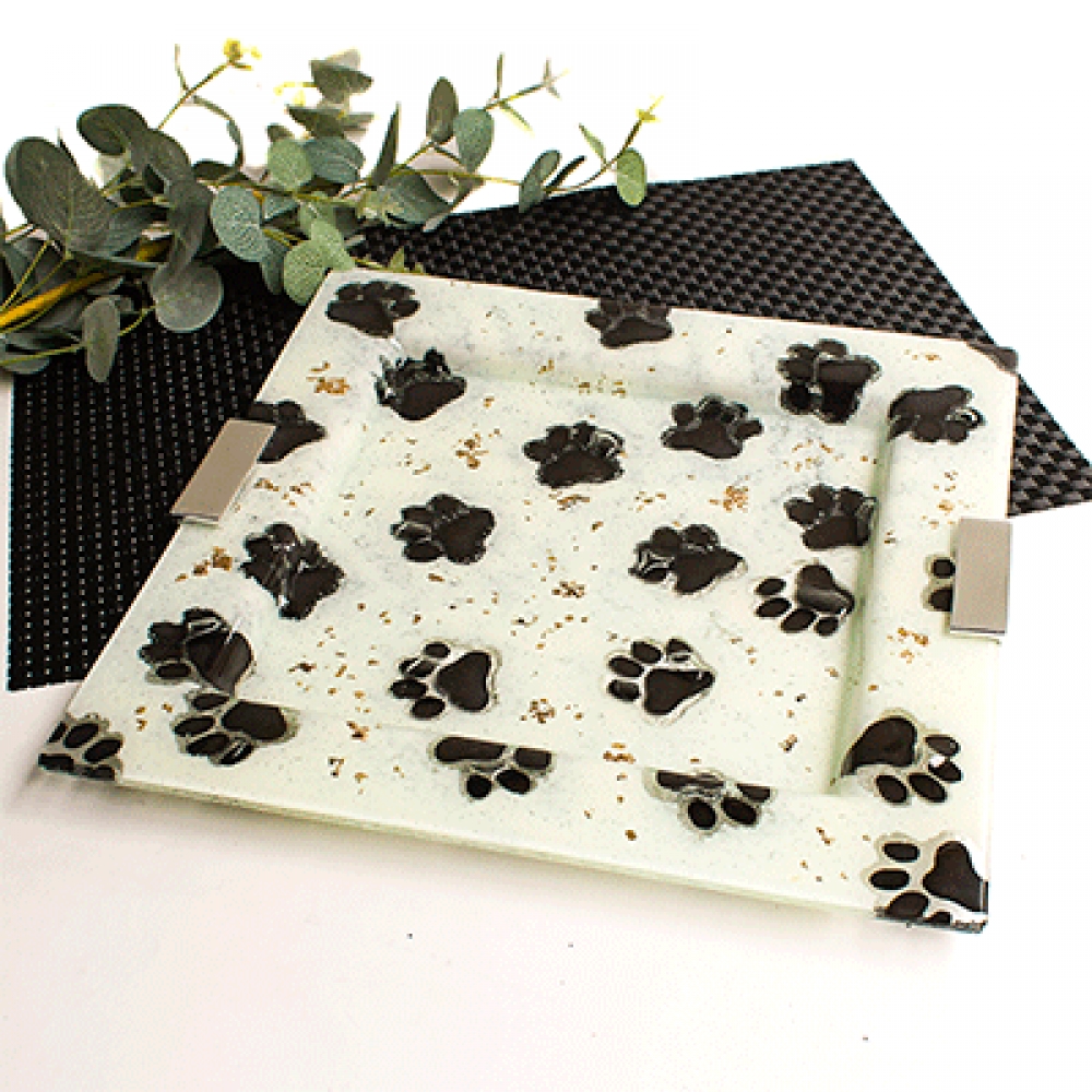 plato cuadrado huellitas