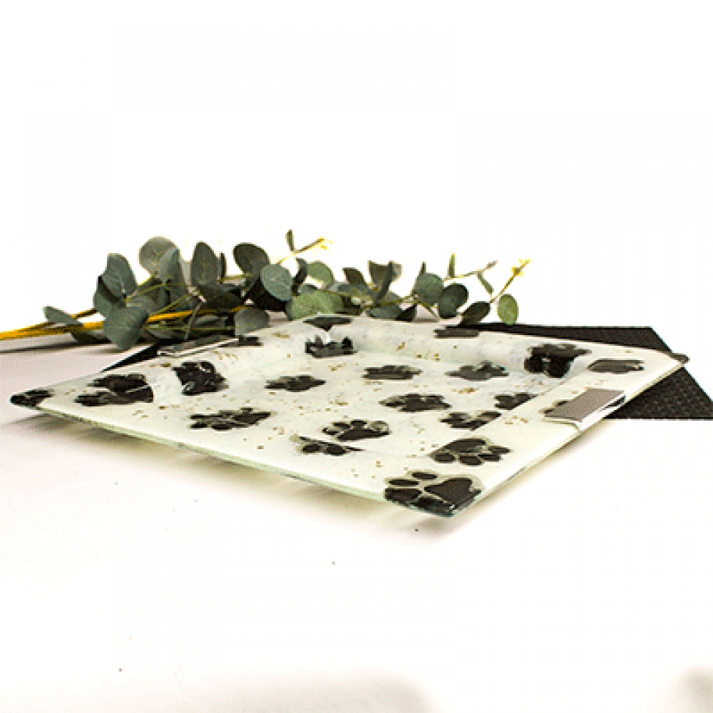 plato cuadrado huellitas