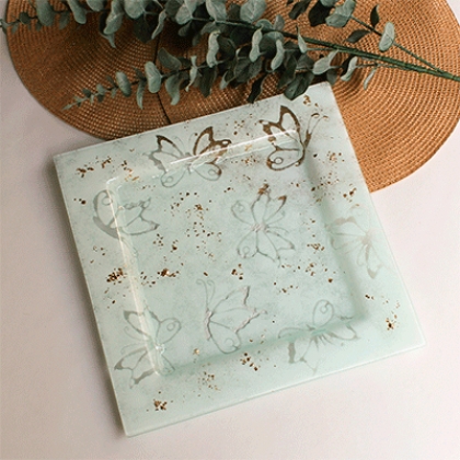 Plato cuadrado mariposa blanca.