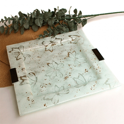 Plato cuadrado mariposa blanca y apliques.